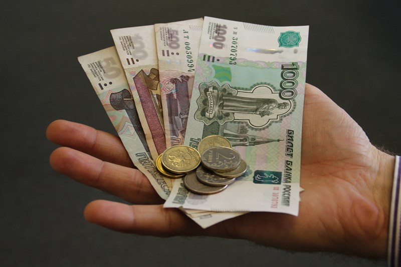 Деньги до зарплаты в Омске: взять в интернете или нет?